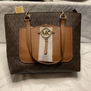 * Michael Kors AMY Large Tote  (NEW WITH TAG )